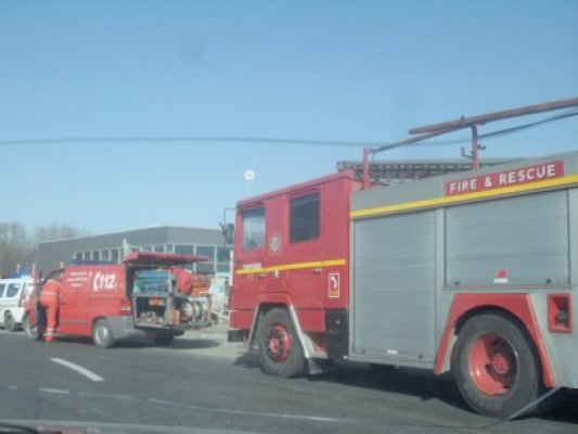 Din cauza vitezei, s-a răsturnat cu maşina la sensul giratoriu